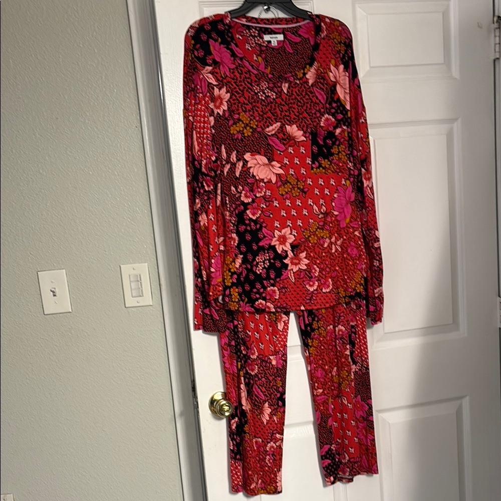 NWT Kensie Red and Pink Floral Pajama Set. Absolutely Gorgeous, incredibly SOFT